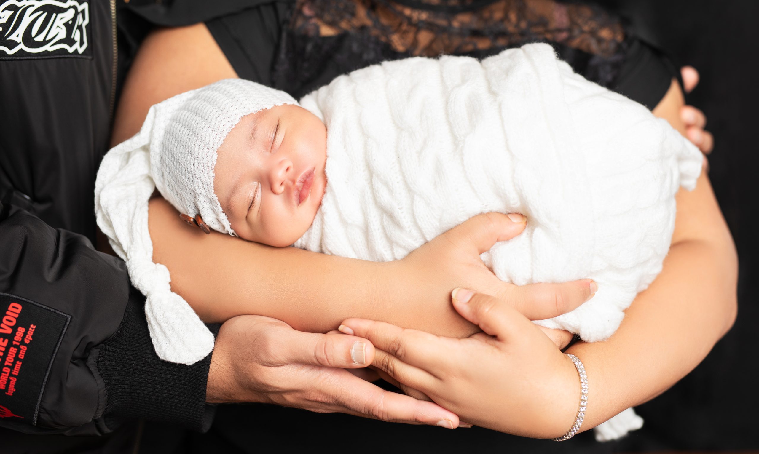 Newborn photography Cranbourne, Clyde & Casey. Beautiful, safe and styled baby photography sessions at Kat Alora Photography, Cranbourne North studio.